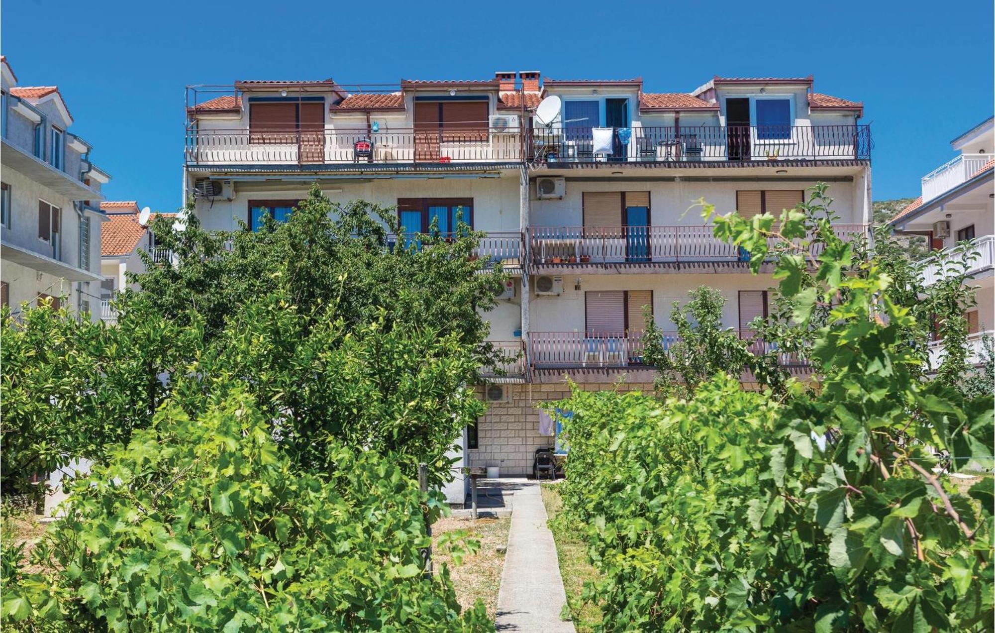 3 Bedroom Gorgeous Apartment In Trogir Bagian luar foto