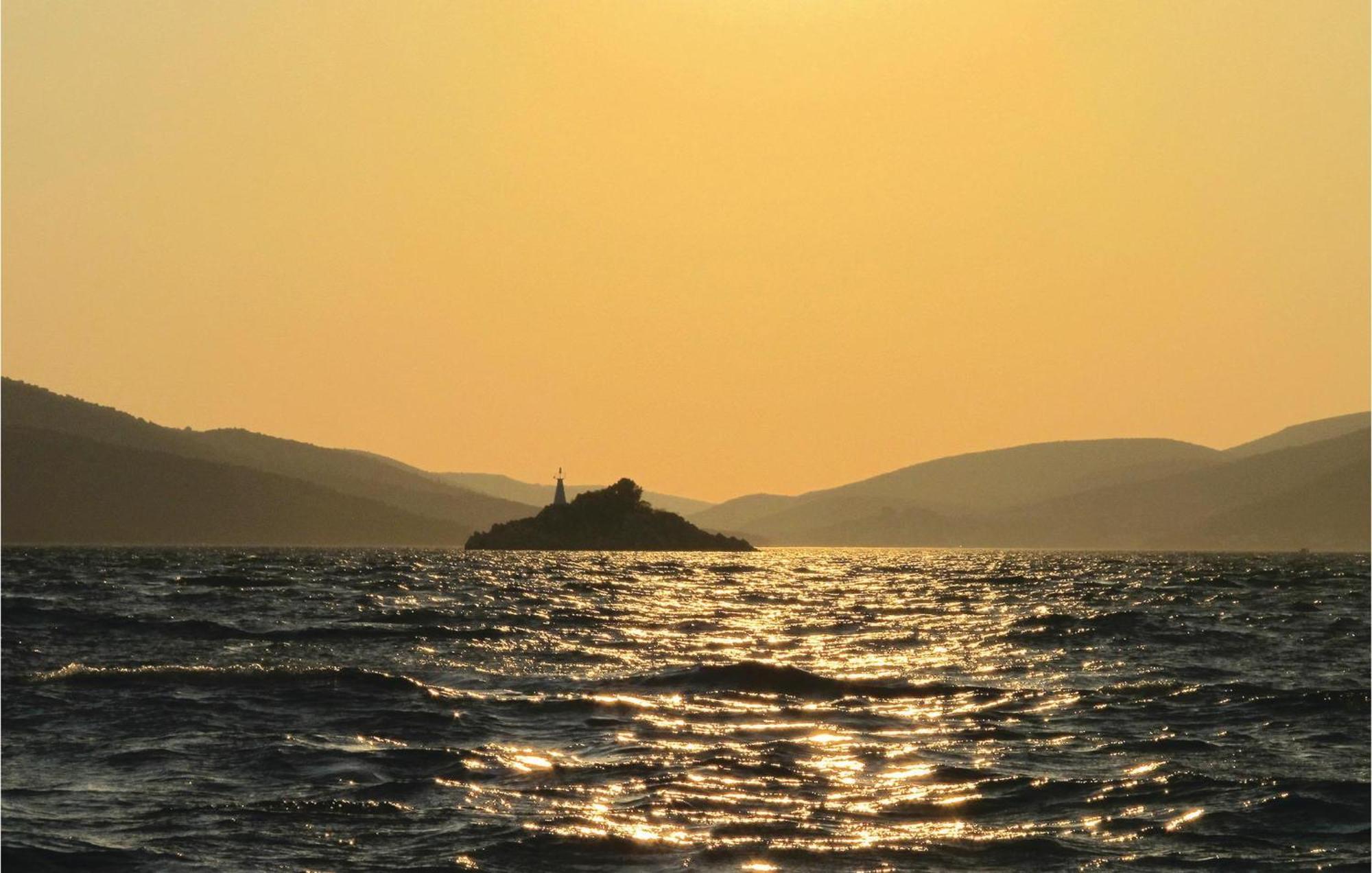 3 Bedroom Gorgeous Apartment In Trogir Bagian luar foto